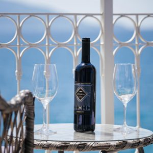 blue-lefkada-luxury-apartments-wine-sea-glasses