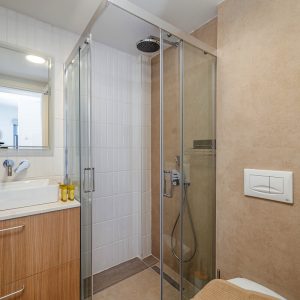 lefkada-blue-luxury-apartments-bathroom-shower-mirror copy