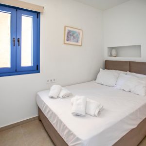 lefkada-blue-luxury-apartments-double-bed-lamp copy